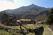 22 Scendo al piccolo antico borgo rurale del Fraggio